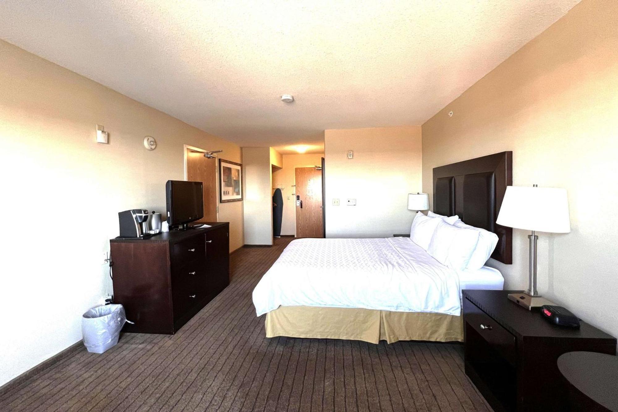 Ramada By Wyndham Prince Albert Exteriér fotografie