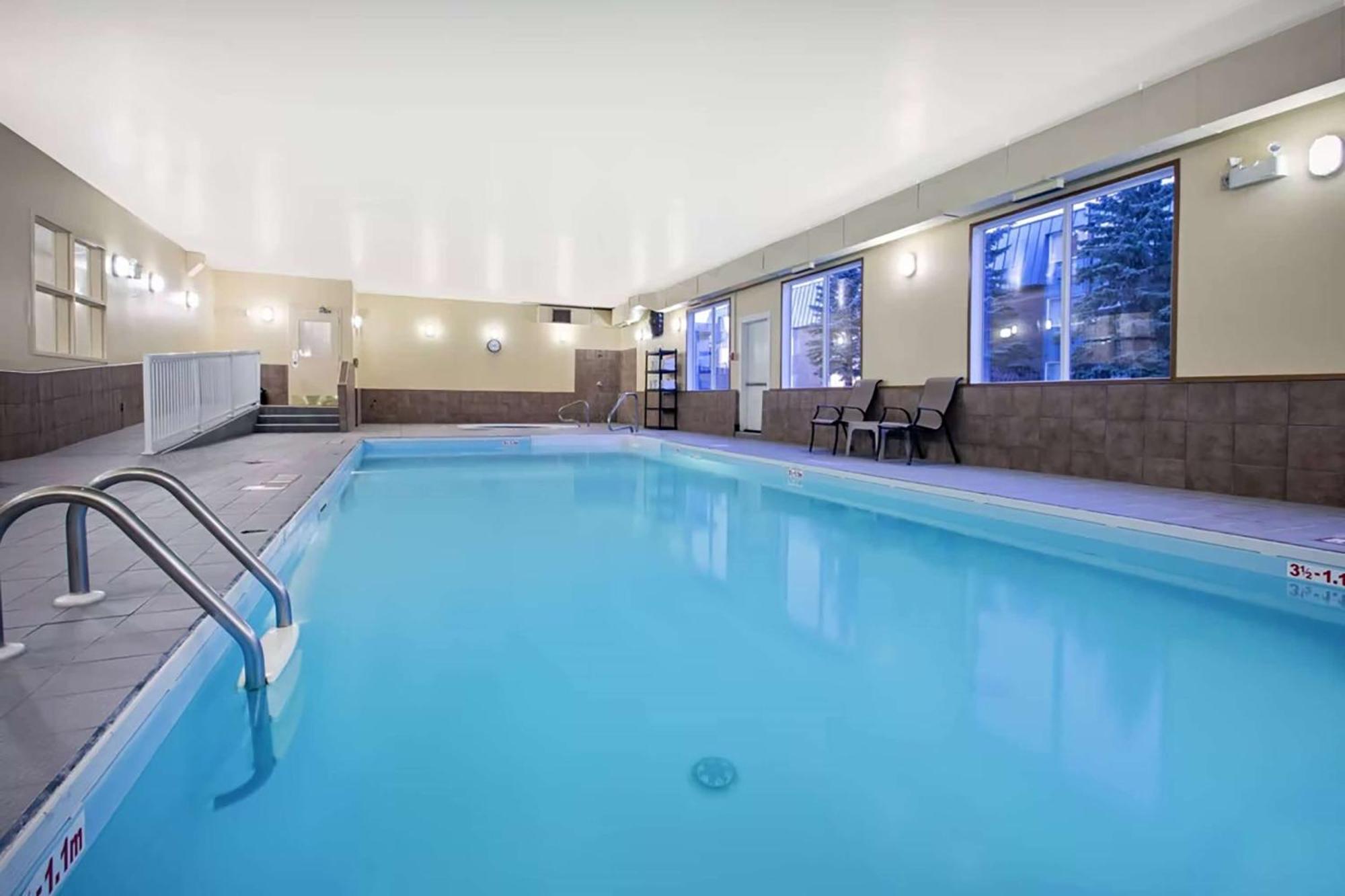 Ramada By Wyndham Prince Albert Exteriér fotografie