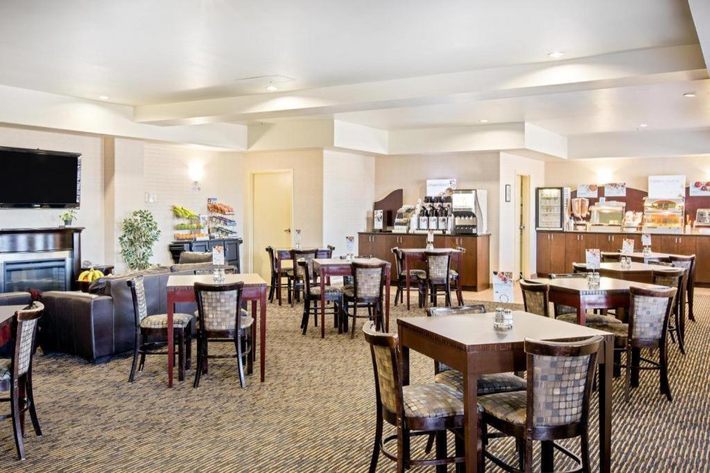 Ramada By Wyndham Prince Albert Exteriér fotografie