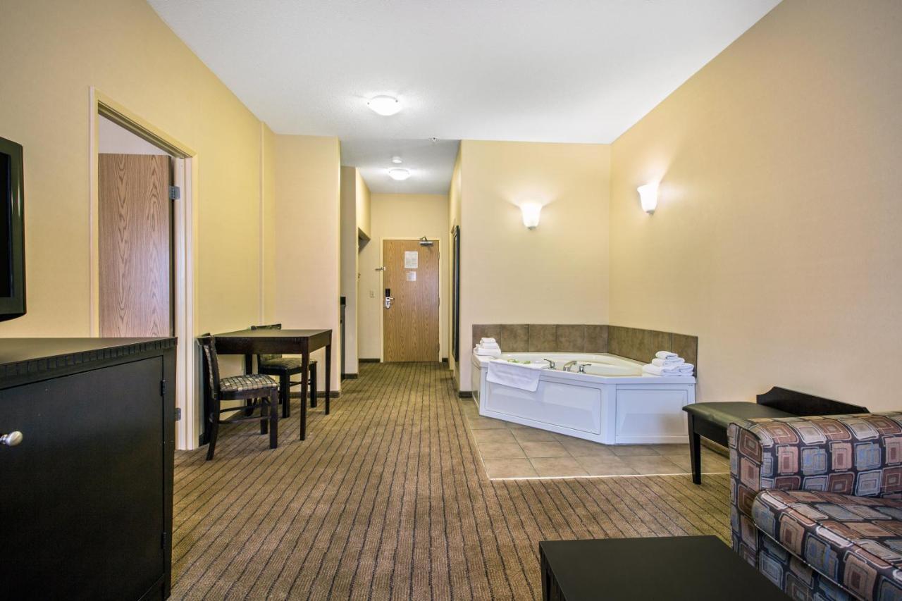 Ramada By Wyndham Prince Albert Exteriér fotografie
