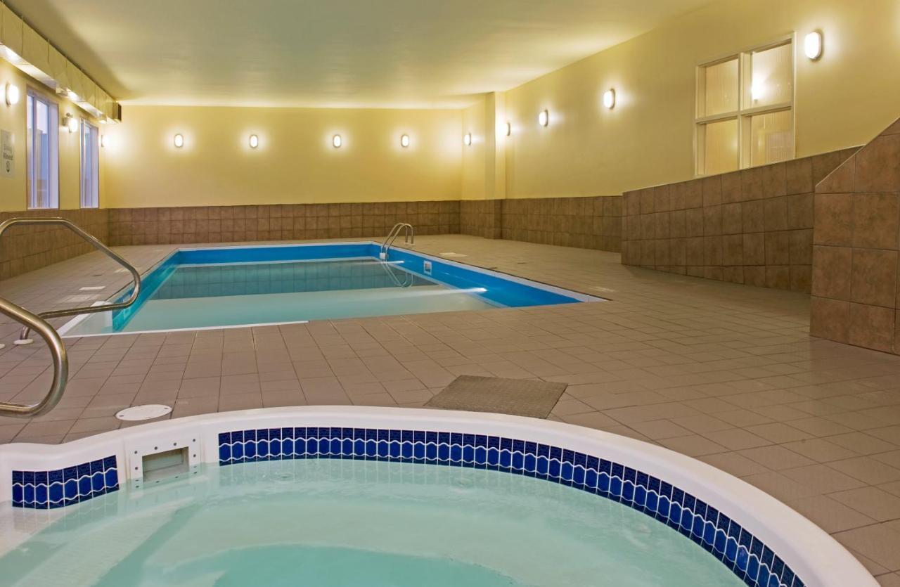 Ramada By Wyndham Prince Albert Exteriér fotografie